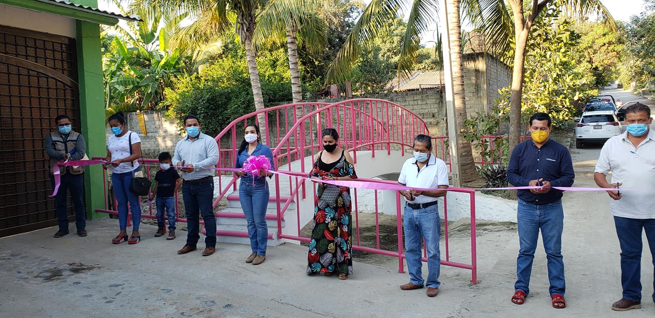 Inauguran 3 puentes peatonales en el centro de Atoyac de Álvarez