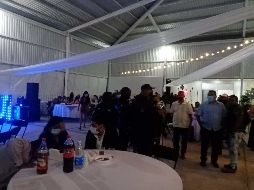 VIDEO: ¡EL COLMO! Dispersan «bodorrio» en Chilpancingo con más de 300 personas