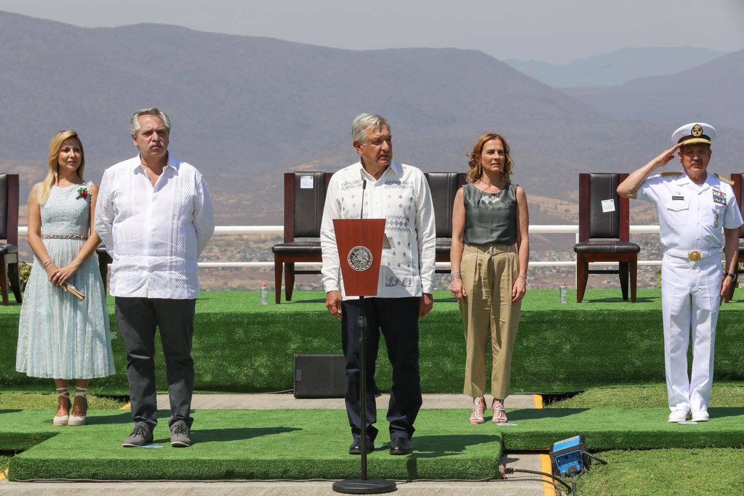 Refrenda AMLO su compromiso con los padres de los 43 desaparecidos en Iguala