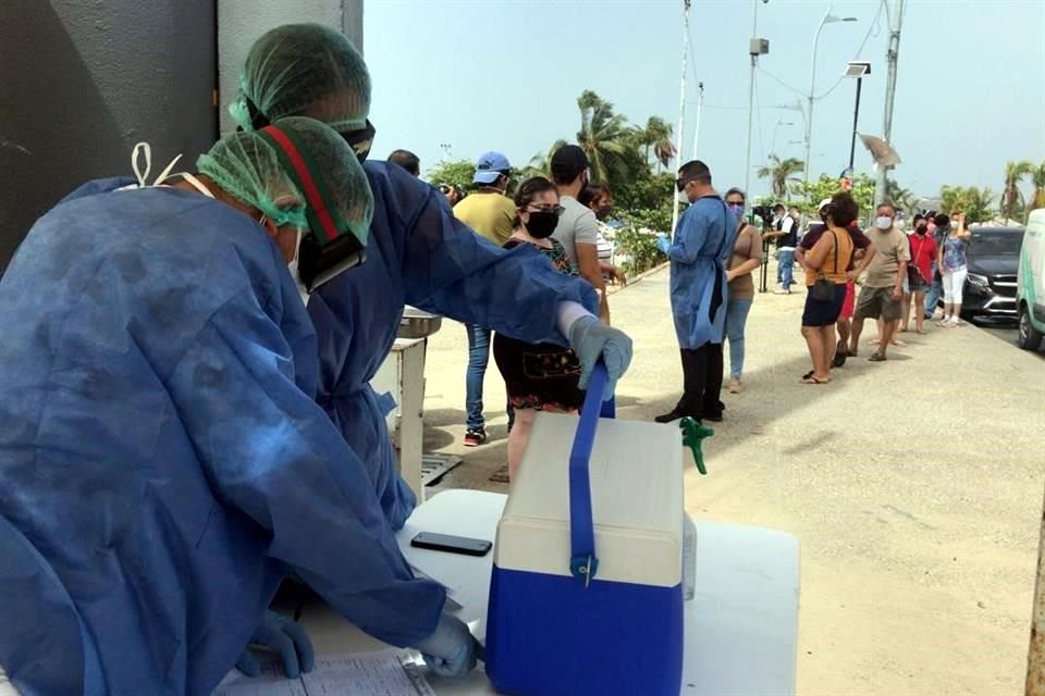 Por falta de insumos y personal existe retraso en la entrega de resultados de muestras COVID, denuncian trabajadores