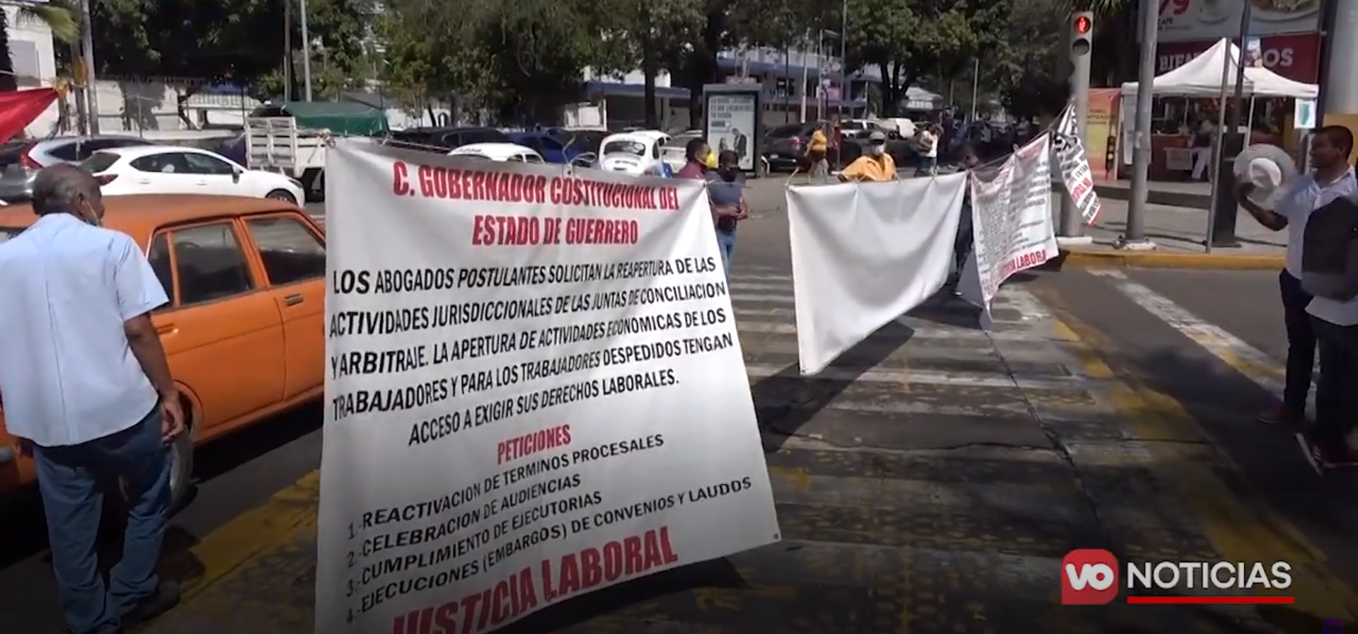 VIDEO: Bloquean abogados Avenida Costera; exigen apertura total de las juntas de conciliación y arbitraje