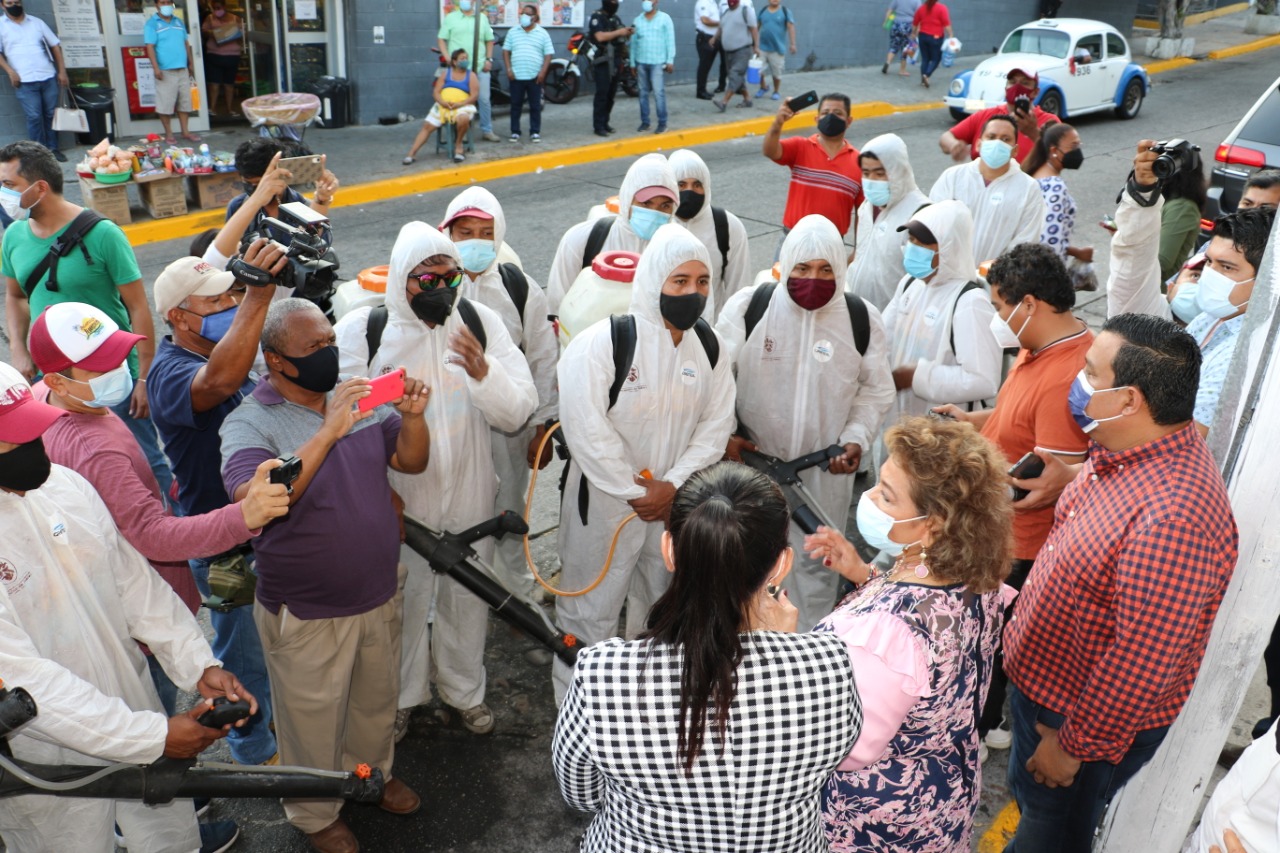 Supervisa Román Ocampo trabajos de desinfección en la colonia Morelos