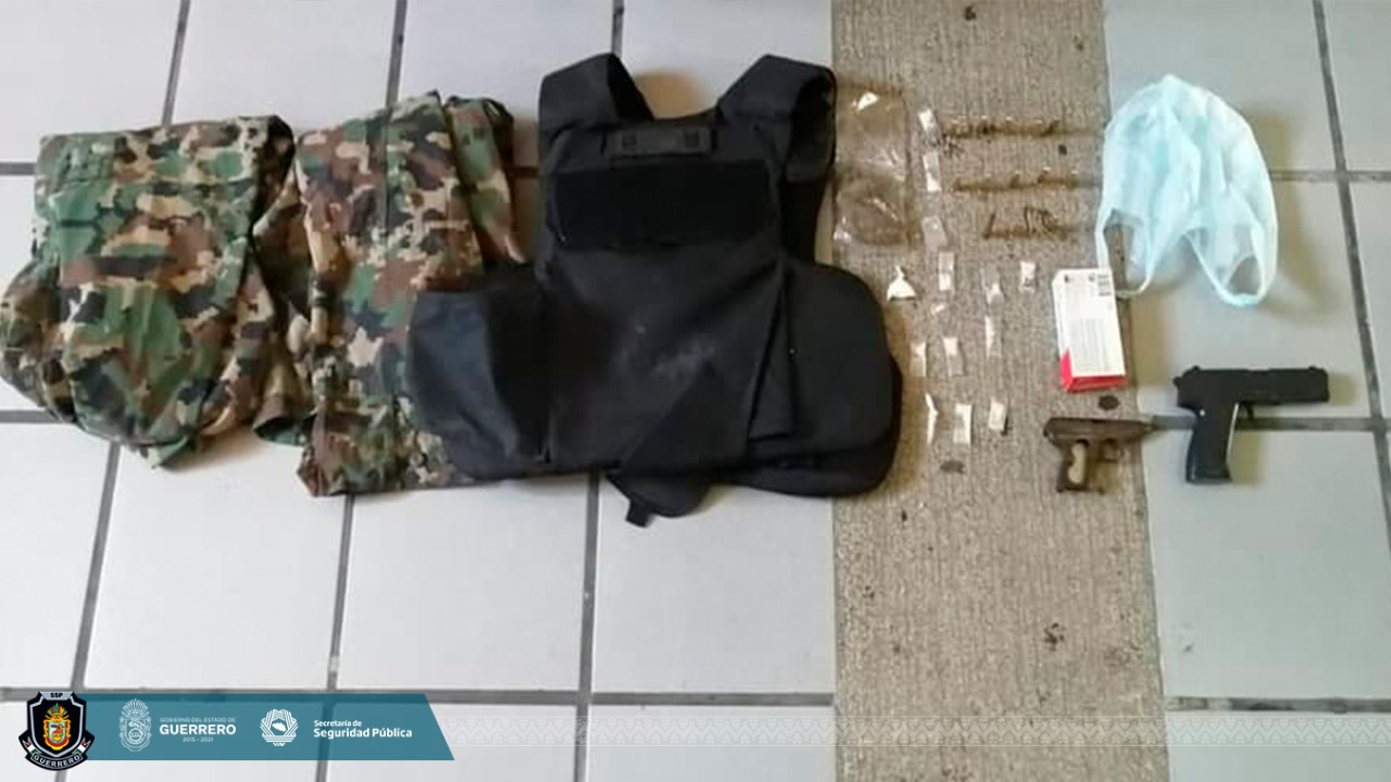 Caen dos sujetos con chaleco táctico y un arma de fuego en Acapulco