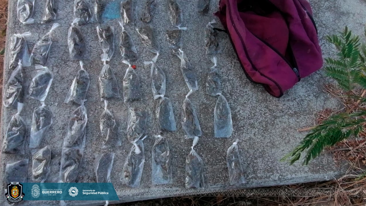 Aseguran mochila con 40 bolsitas de marihuana en Acapulco