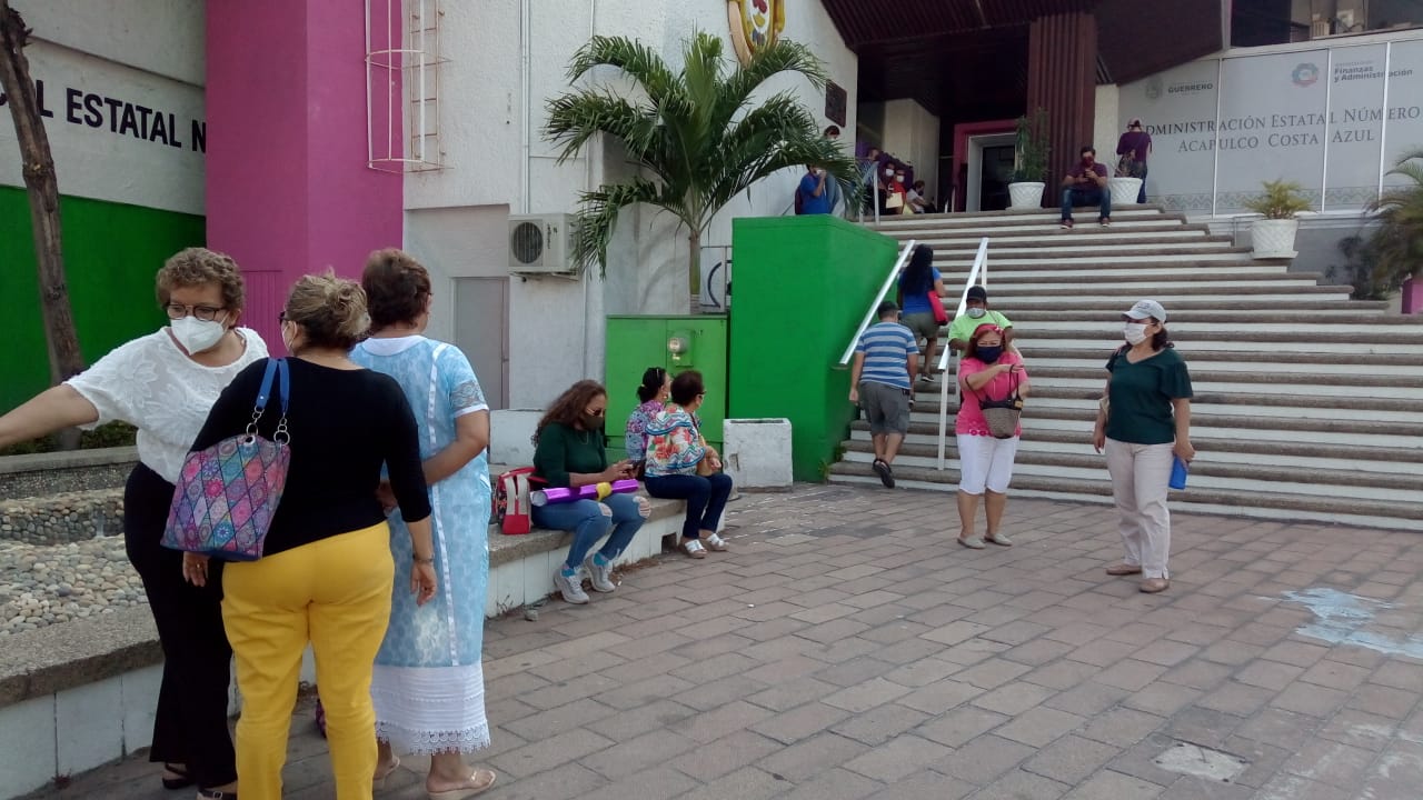 Protestan jubilados del ISSSPEG agencia recaudadora en Costa Azul