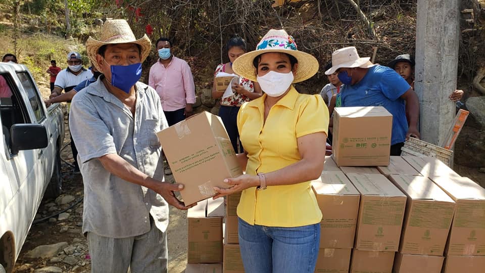 VIDEO: Realiza Yanelly Hernández sexta entrega de láminas en Atoyac