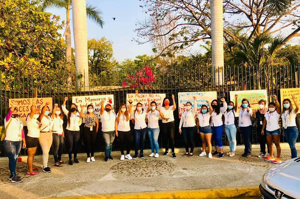 Colocan feministas pancartas contra la violencia en rejas del Parque Papagayo; horas después son retiradas