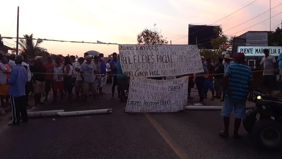 Bloquean pescadores carretera Acapulco-Pinotepa Nacional