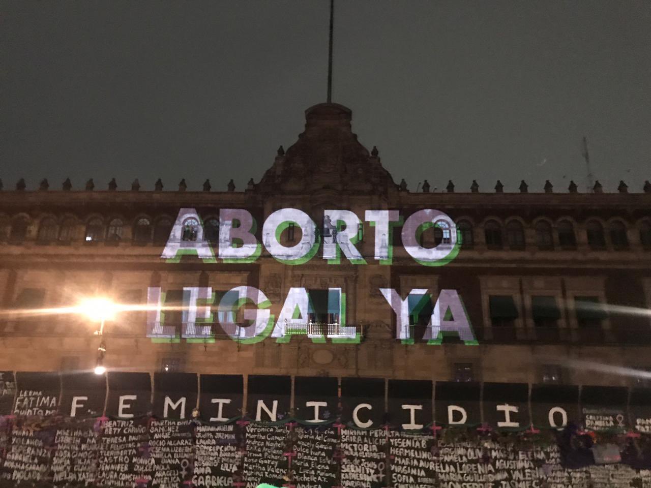 Mujeres proyectan consignas en fachada de Palacio Nacional y dedican muro a víctimas por la violencia