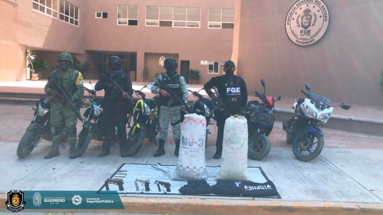 Aseguran desde armas, presunta droga y vehículos en Cocula