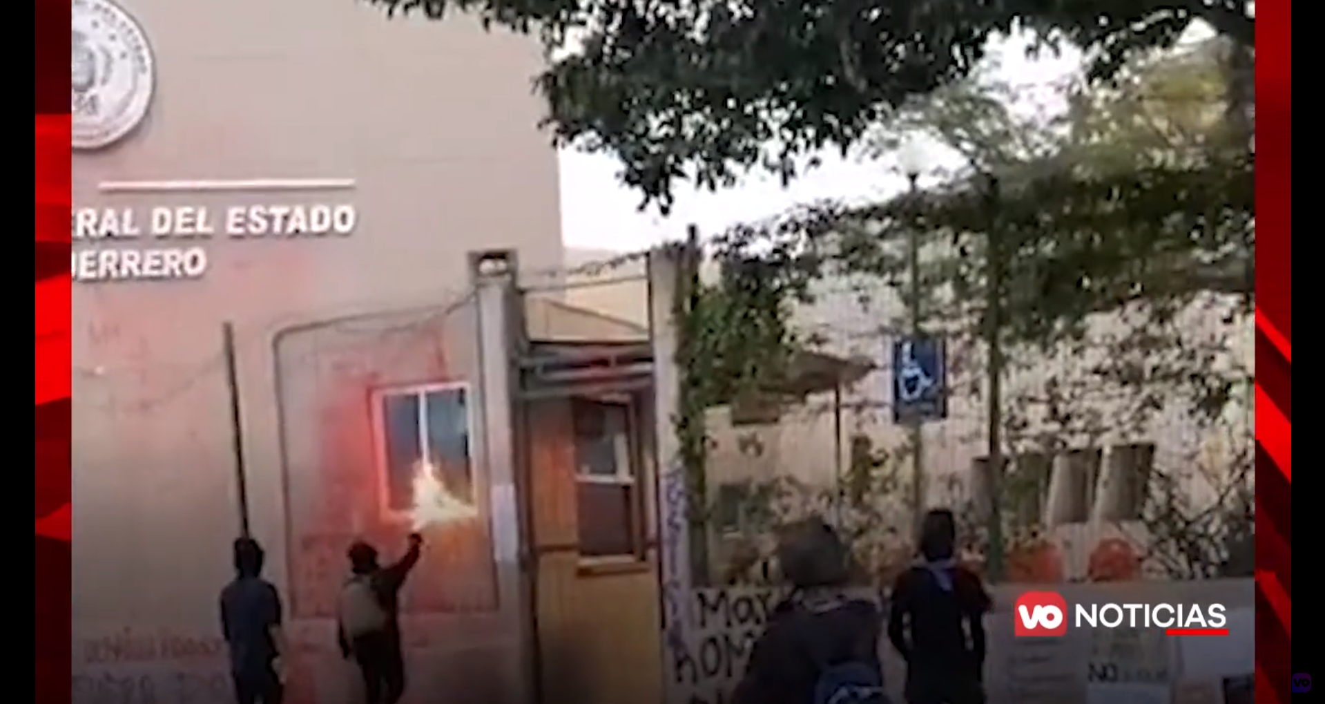 VIDEO: Protestan feministas en las oficinas de la Fiscalía General del Estado