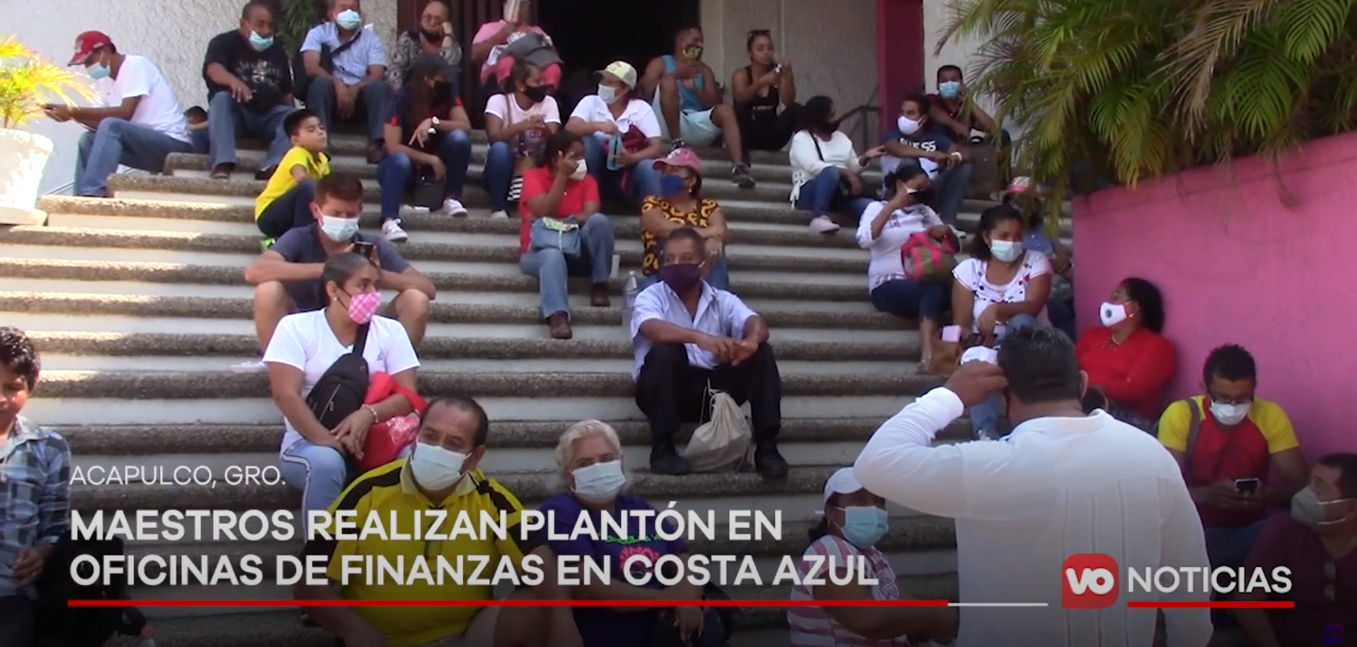 VIDEO: Maestros realizan plantón en oficinas de Finanzas en Costa Azul