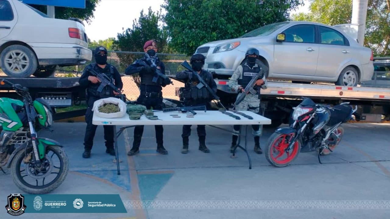 VIDEO: Hallan en paraje de Cocula droga, cargadores, cartuchos y cuatro vehículos