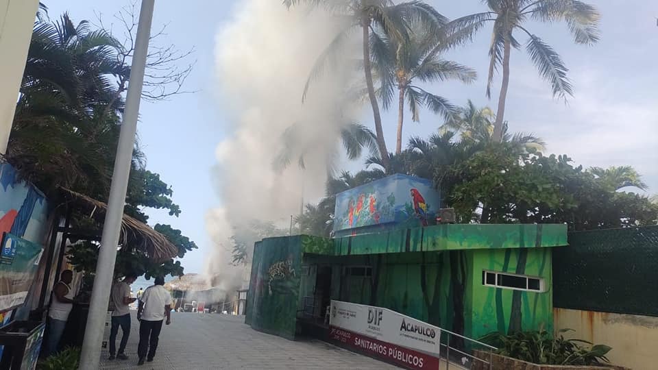 Se incendia puesto de comida en acceso a playa en Acapulco