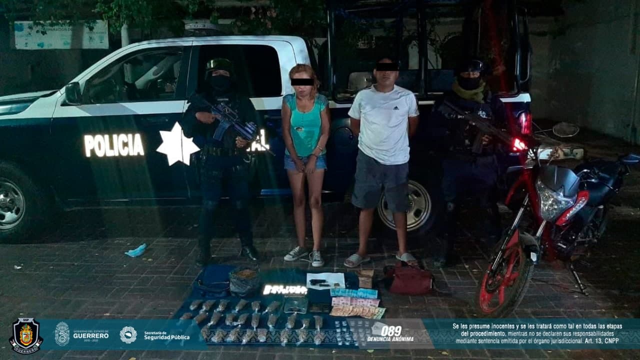 Detienen a una pareja con presunta droga y cartuchos en Zihuatanejo al intentar huir
