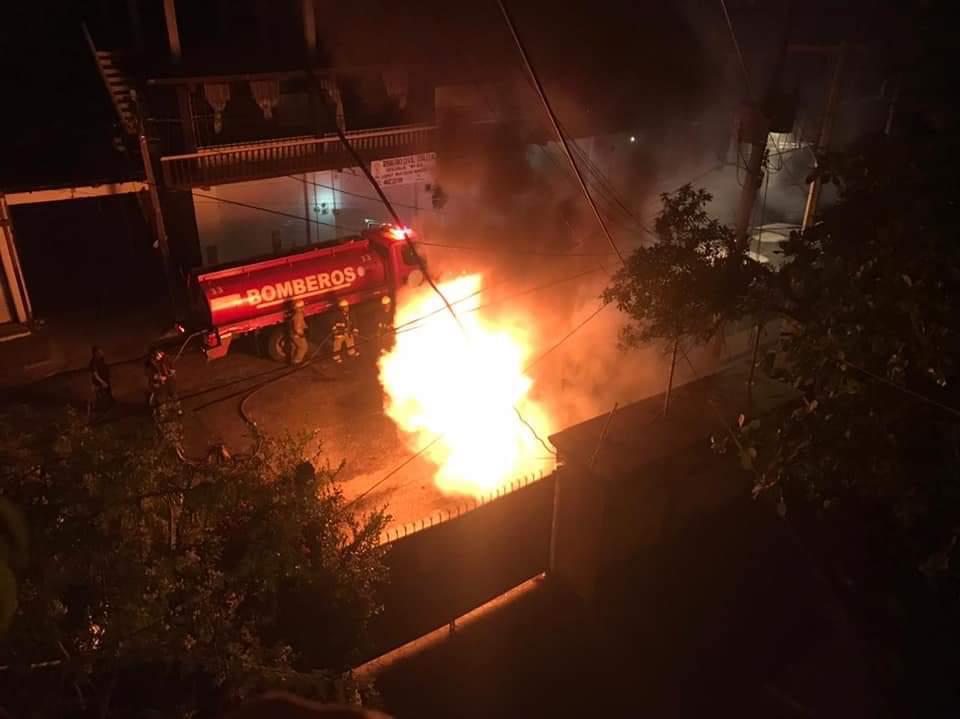 Queman un camión y disparan contra otros en tercera noche de jornada violenta