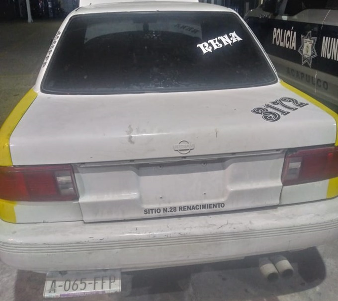 Conductor de taxi colectivo asalta farmacia en Acapulco y lo detienen