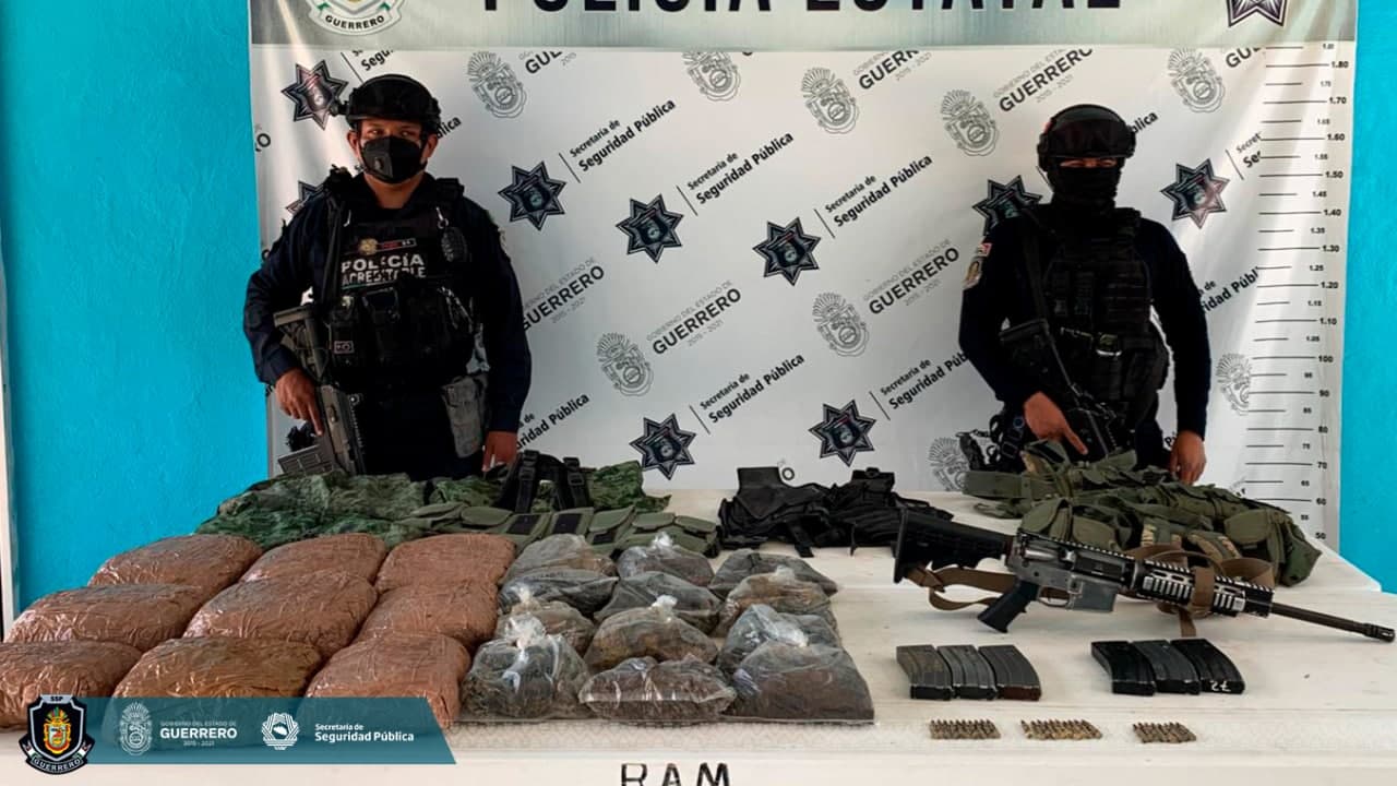 Hallan campamento abandonado con armas y probable droga en Coyuca de Catalán