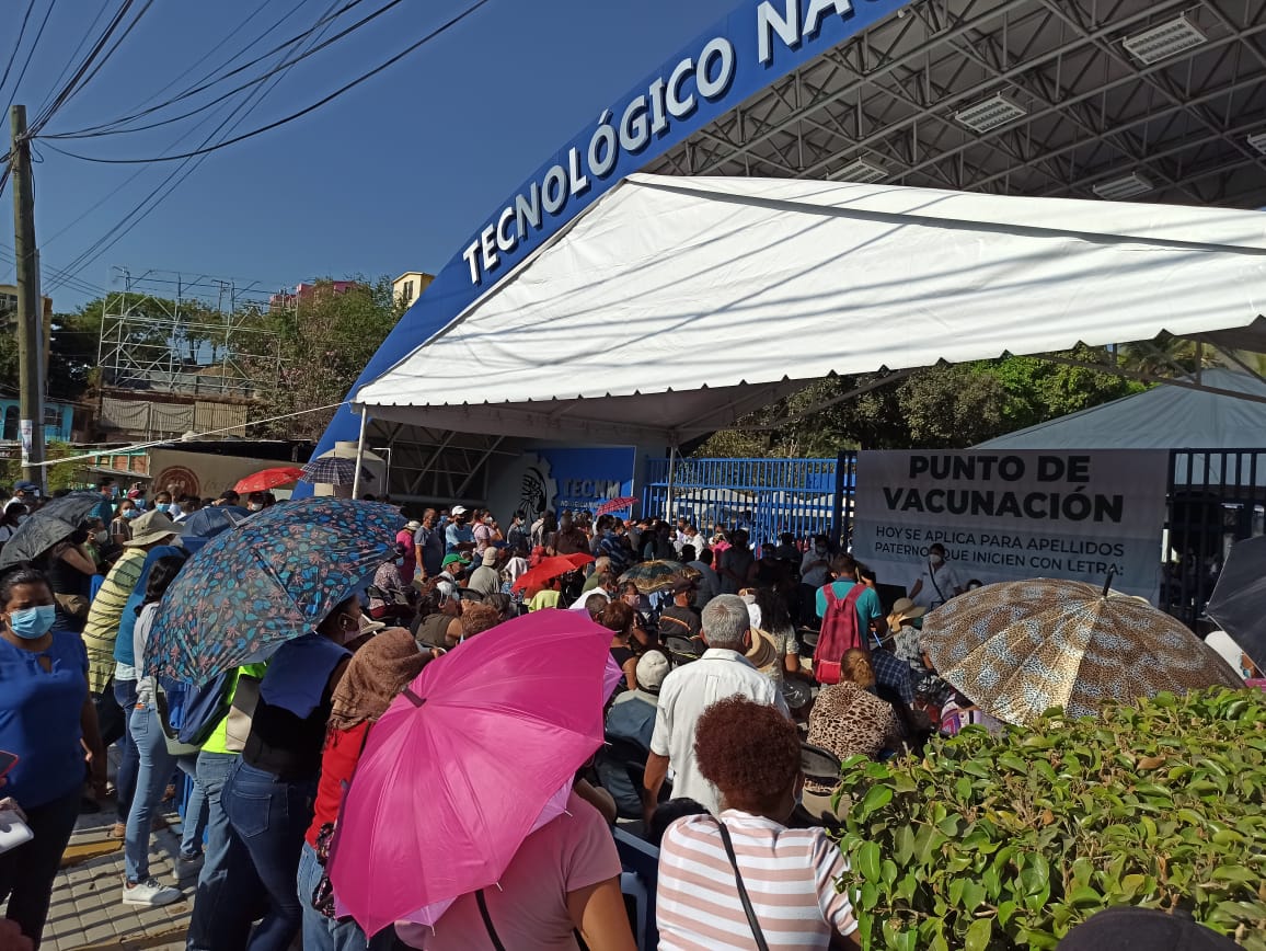 Opiniones encontradas entre los asistentes al segundo día de vacunación contra COVID-19 en el Tecnológico