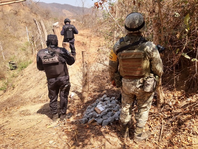 Incautan maleta con presunta droga en el Kilómetro 21