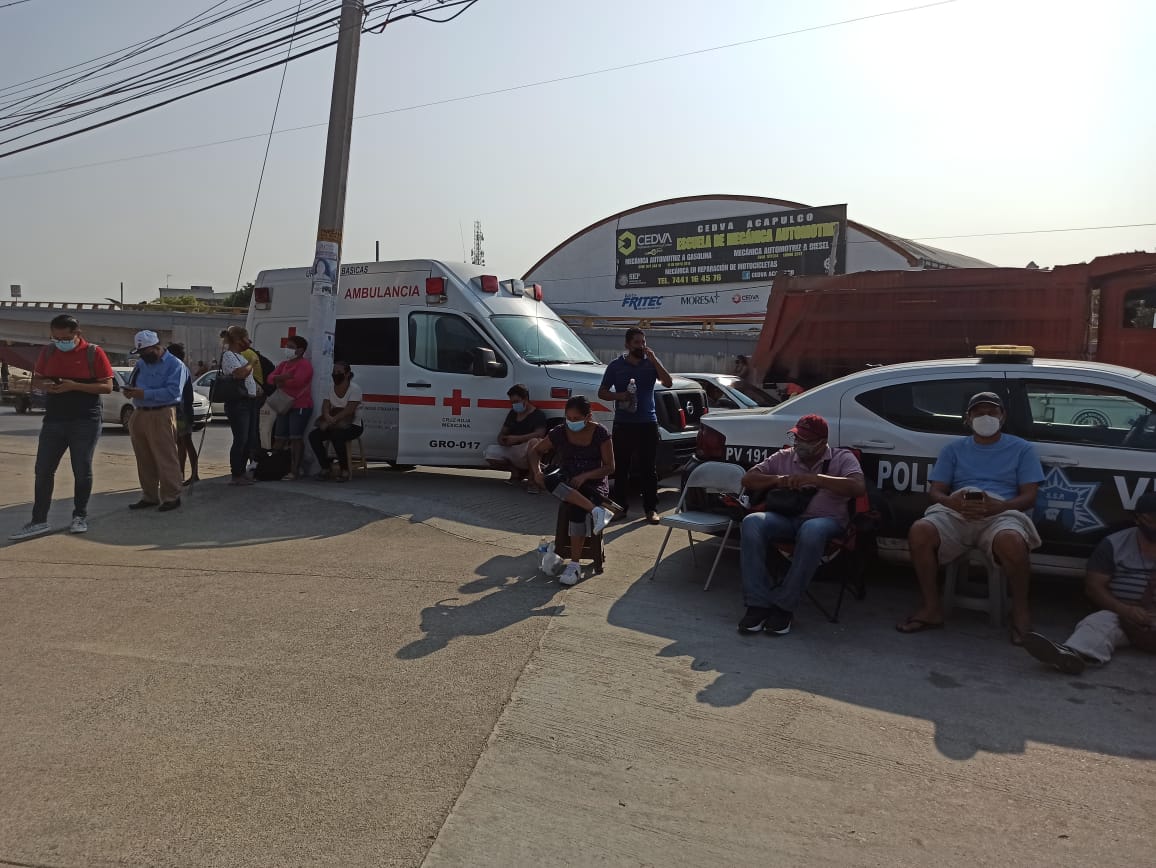 Adultos mayores acuden a aplicación de la vacuna en ayunas y sin tomar medicamentos prescritos