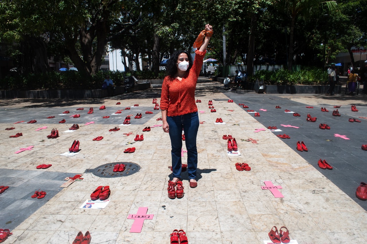 VIDEO: Realizan feministas manifestación con zapatos rojos en el zócalo de Acapulco