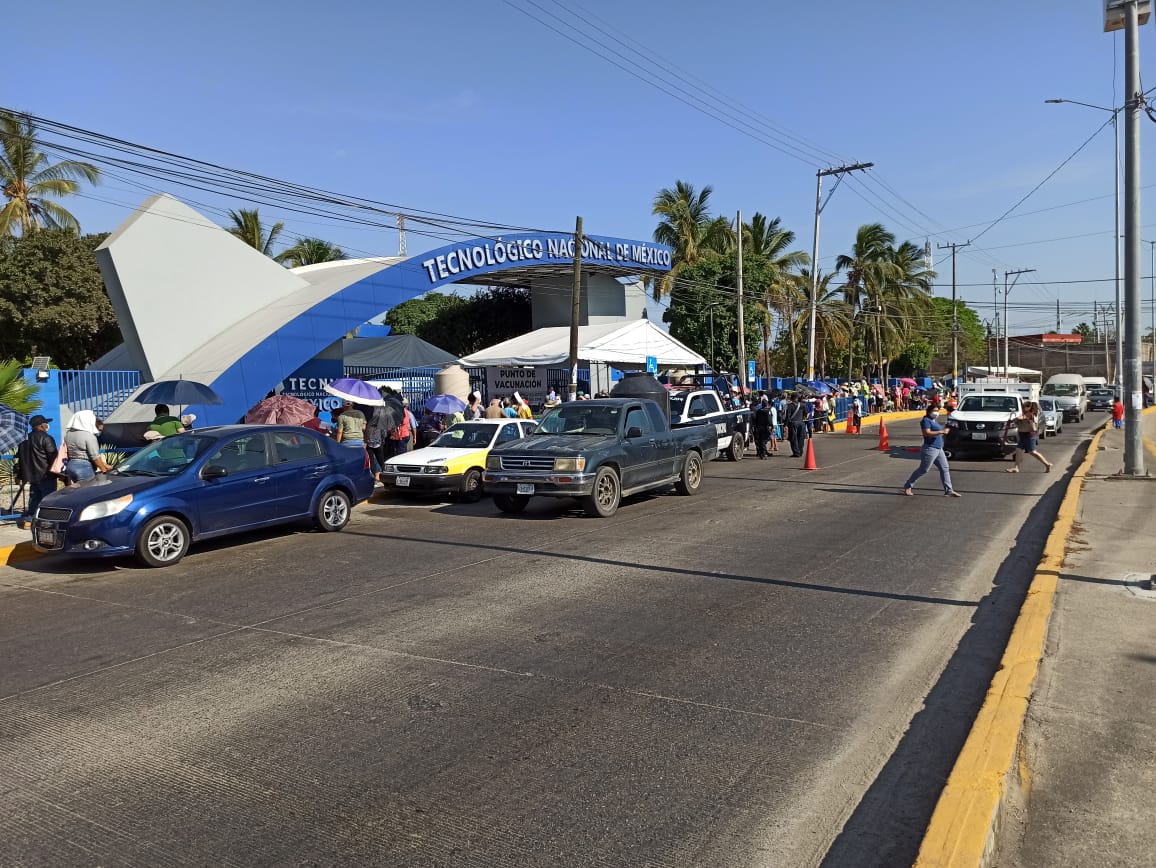 Con fila hasta el crucero de Cayaco, reinicia vacunación en el Tecnológico de Acapulco