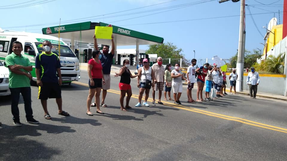 Bloquean la Acapulco-Zihuatanejo en exigencia de agua potable