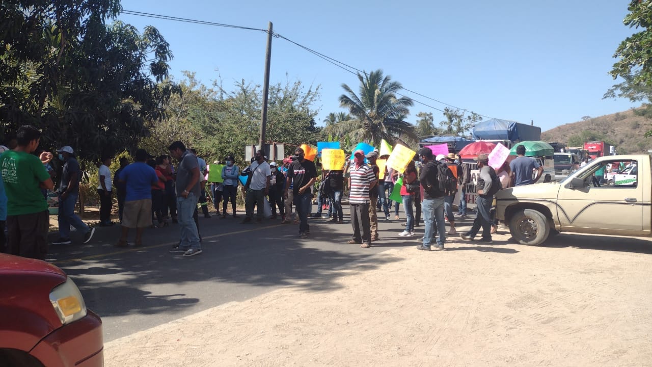 Maestros de la Costa Chica bloquean la carretera Acapulco-Pinotepa, exigen pago de salarios y contrataciones