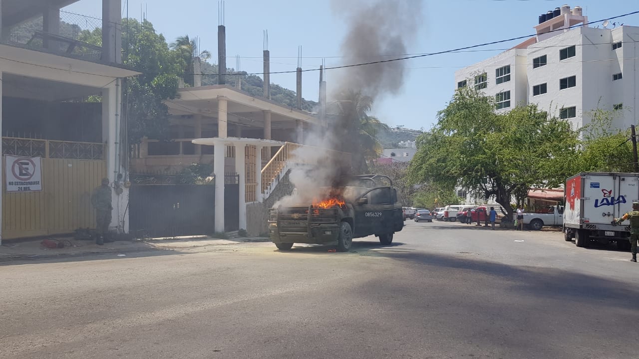 Se incendia camioneta de la SEDENA por presunto cortocircuito en Acapulco