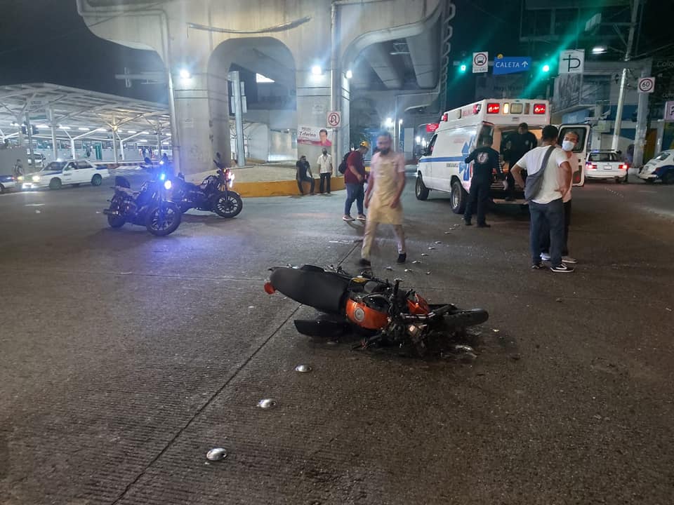 Arrolla taxi colectivo a dos jóvenes que viajaban en una moto