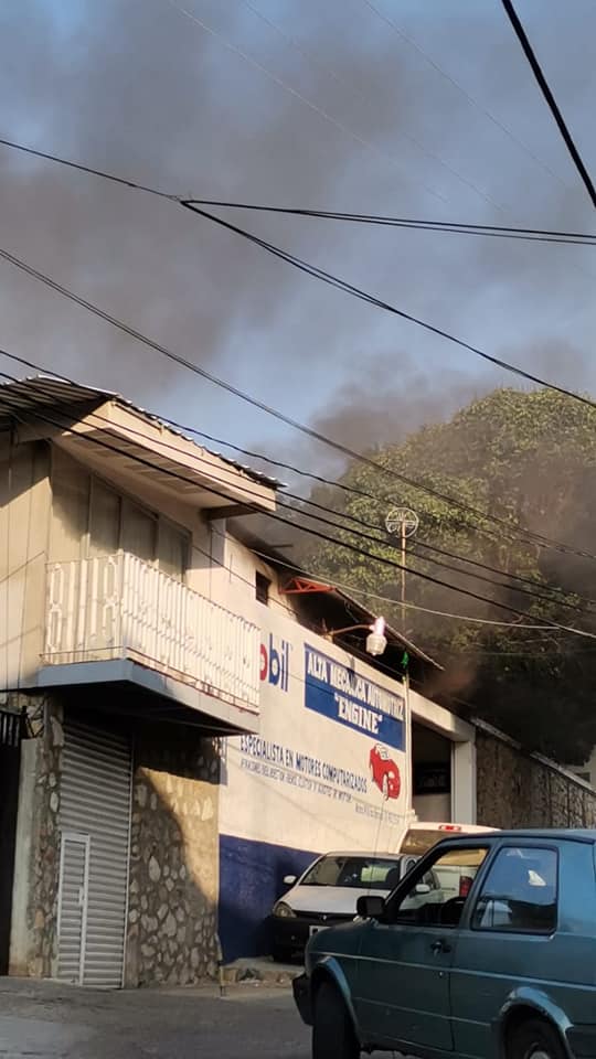 Bomberos sofocan un incendio en taller mecánico