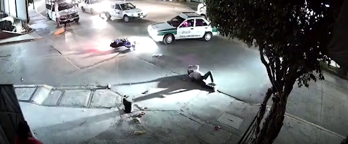 Cámara de seguridad registra choque entre motocicleta y taxi en Ometepec