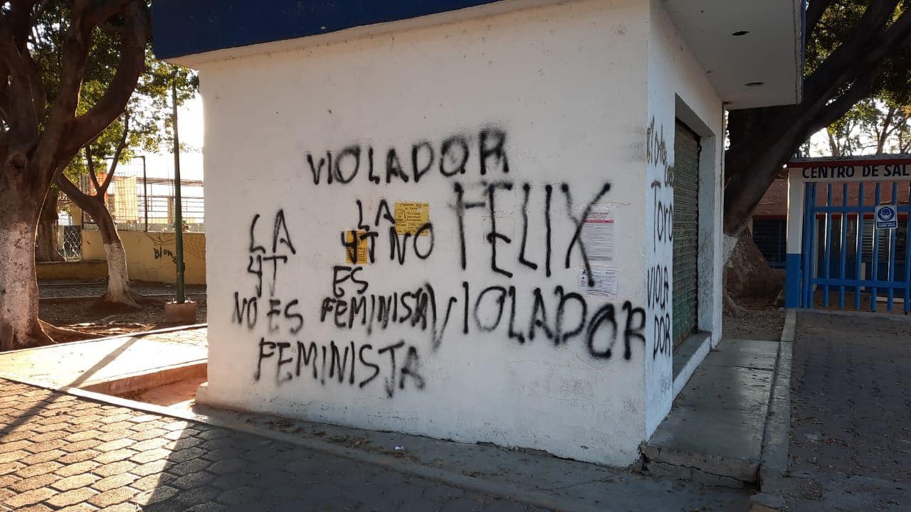 Feministas pegan carteles y escriben consignas contra Salgado Macedonio en Chilpancingo