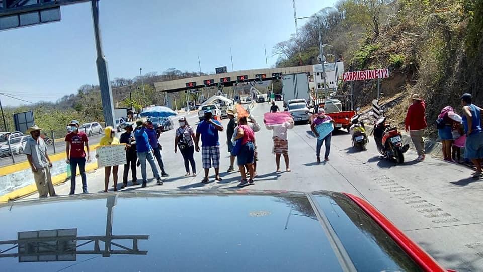 Bloquean autopista del Sol, rechazan obra de peaje