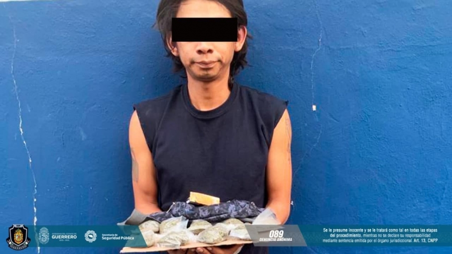 Aseguran a dos sujetos en Iguala por presunta droga y conducir un auto robado