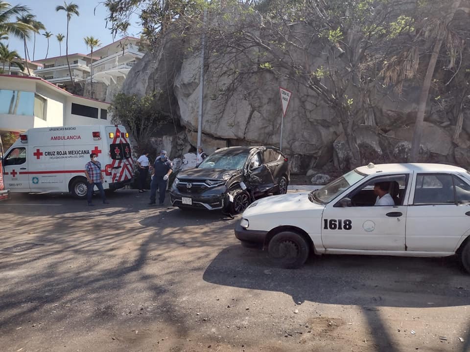 Accidente en avenida Escénica deja tres personas lesionadas