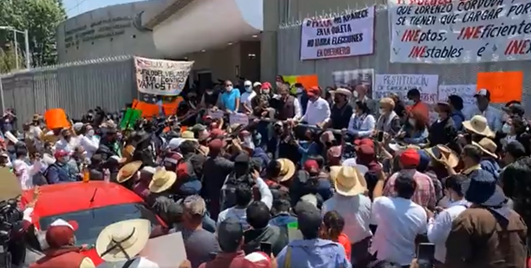 Se manifiestan Salgado Macedonio y seguidores en la sede del TEPJF