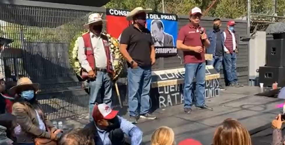 Coloca Salgado Macedonio corona mortuoria y ataúd frente al INE