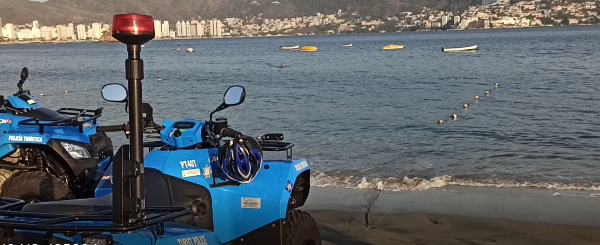 Policías turísticos emplean sirenas de sus unidades para desalojar las playas