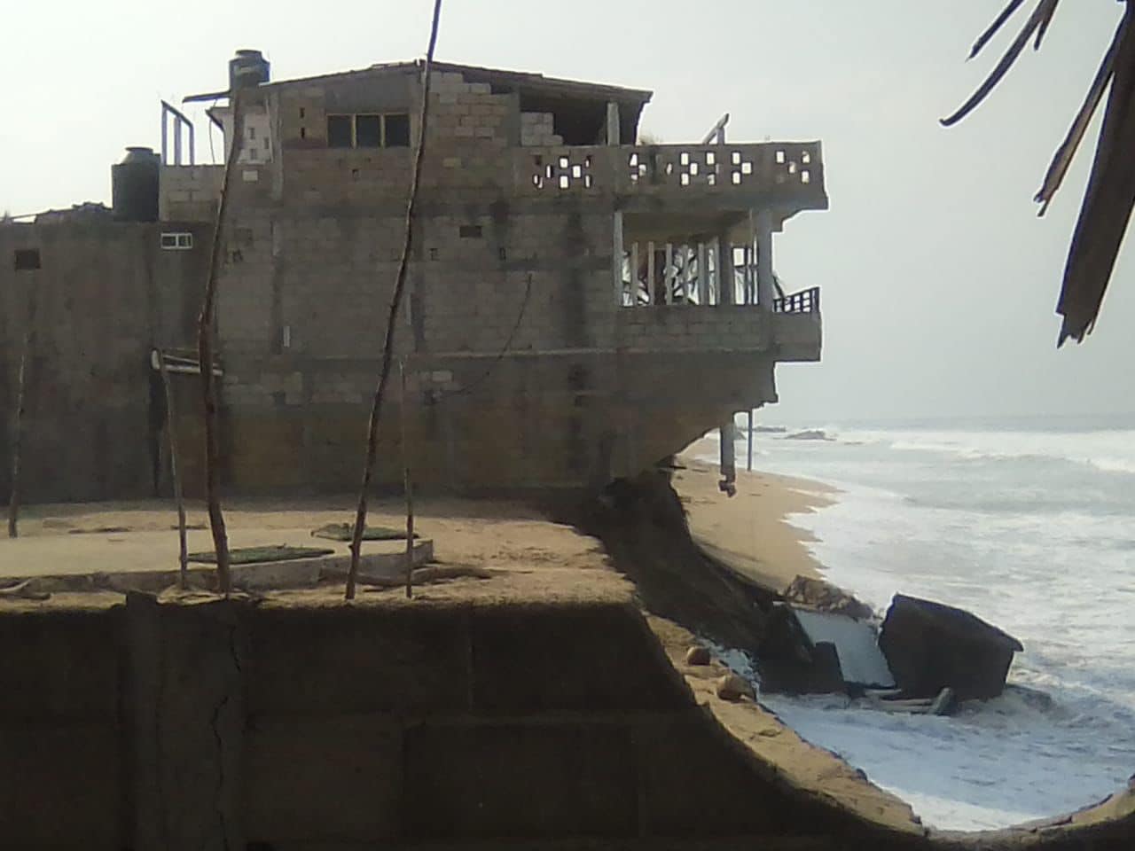 Restaurante se derrumba por mar de fondo