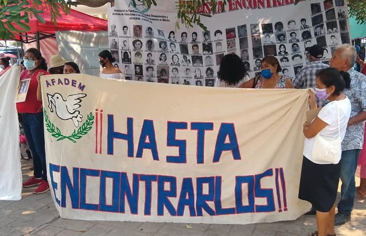 VIDEO: Realiza AFADEM exposición fotográfica de desaparecidos en zócalo de Atoyac