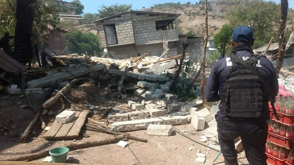 Explosión de polvorín deja 2 muertos y 8 heridos en Copanatoyac