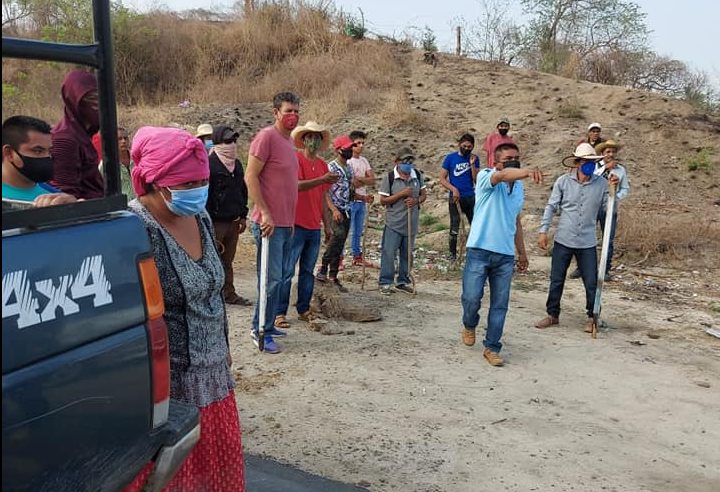 VIDEO: Bloquean ejidatarios la carretera Acapulco-Zihuatanejo; exigen pagos a SEMARNAT
