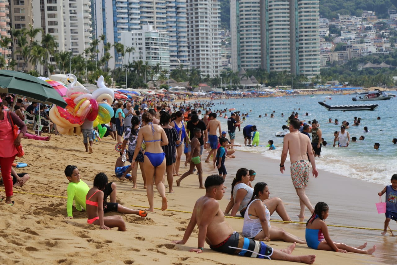 Cierre Temporal del Puerto de Zihuatanejo Debido a Perturbación Tropical 90-E