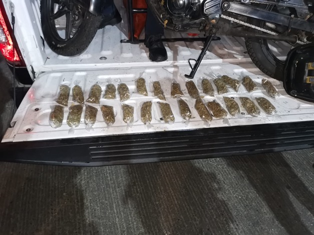 Hallan motocicleta con 27 bolsitas de probable marihuana en La Progreso