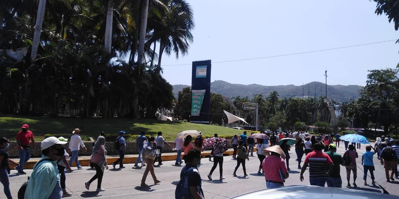 Marchan maestros de la CETEG en Acapulco