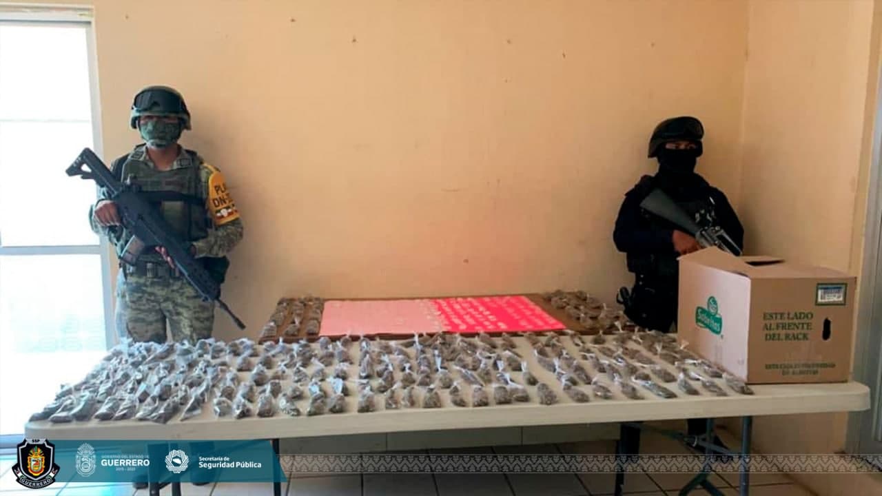 Aseguran caja con probable droga en El Zapote