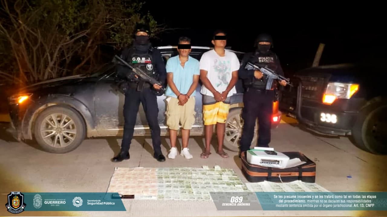 VIDEO: Detienen a dos personas por portar billetes falsos y probable droga en Zihuatanejo
