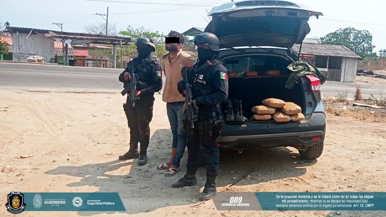 VIDEO: Cae sujeto por posesión de presunta droga y un auto robado en Tecpan